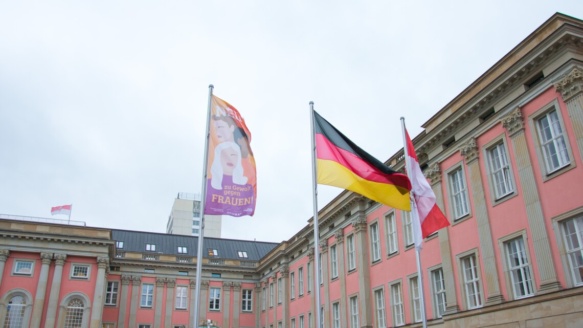 Die UN-Frauenflagge, die Deutschlandflagge und die Brandenburgflagge im Innenhof des Landtages